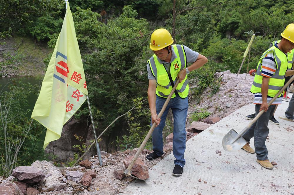 福建晉恒建設(shè)工程有限公司前往錢(qián)園橋大隊(duì)塹上村搶險(xiǎn)救災(zāi)