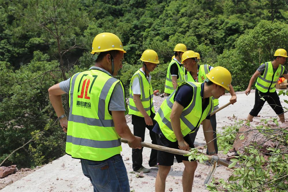 福建晉恒建設(shè)工程有限公司前往錢(qián)園橋大隊(duì)塹上村搶險(xiǎn)救災(zāi)