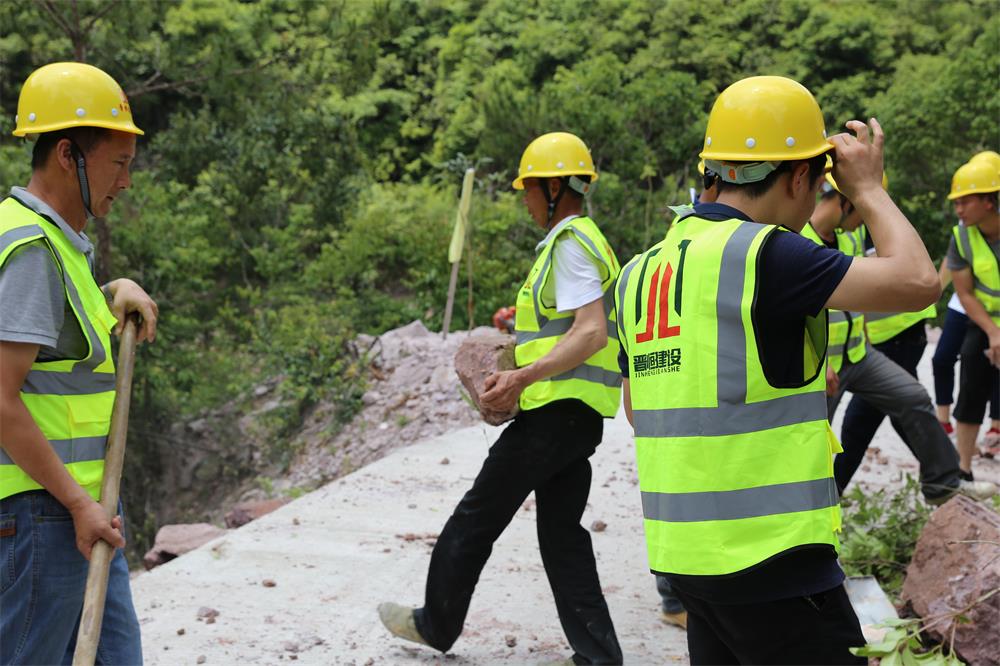 福建晉恒建設(shè)工程有限公司前往錢(qián)園橋大隊(duì)塹上村搶險(xiǎn)救災(zāi)