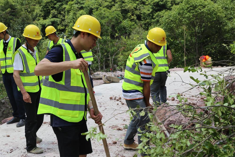 福建晉恒建設(shè)工程有限公司前往錢(qián)園橋大隊(duì)塹上村搶險(xiǎn)救災(zāi)