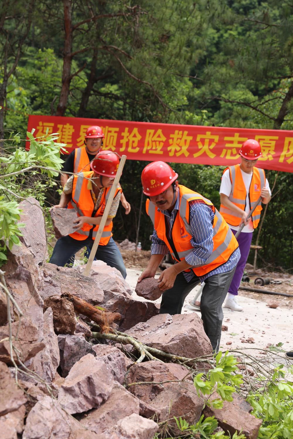 福建易順建筑工程有限公司前往錢園橋大隊塹上村搶險救災