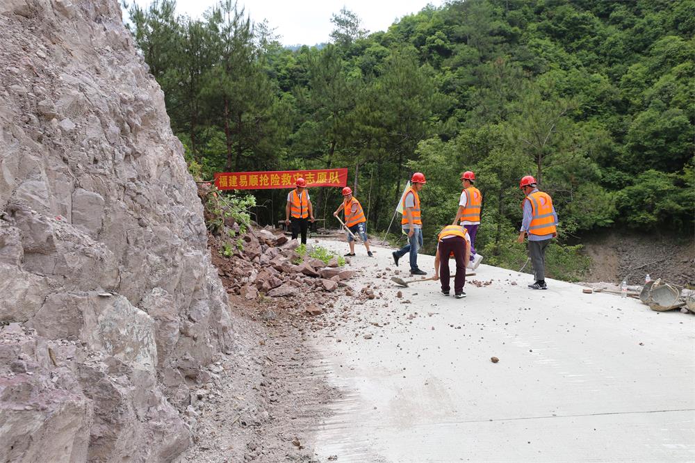 福建易順建筑工程有限公司前往錢園橋大隊塹上村搶險救災